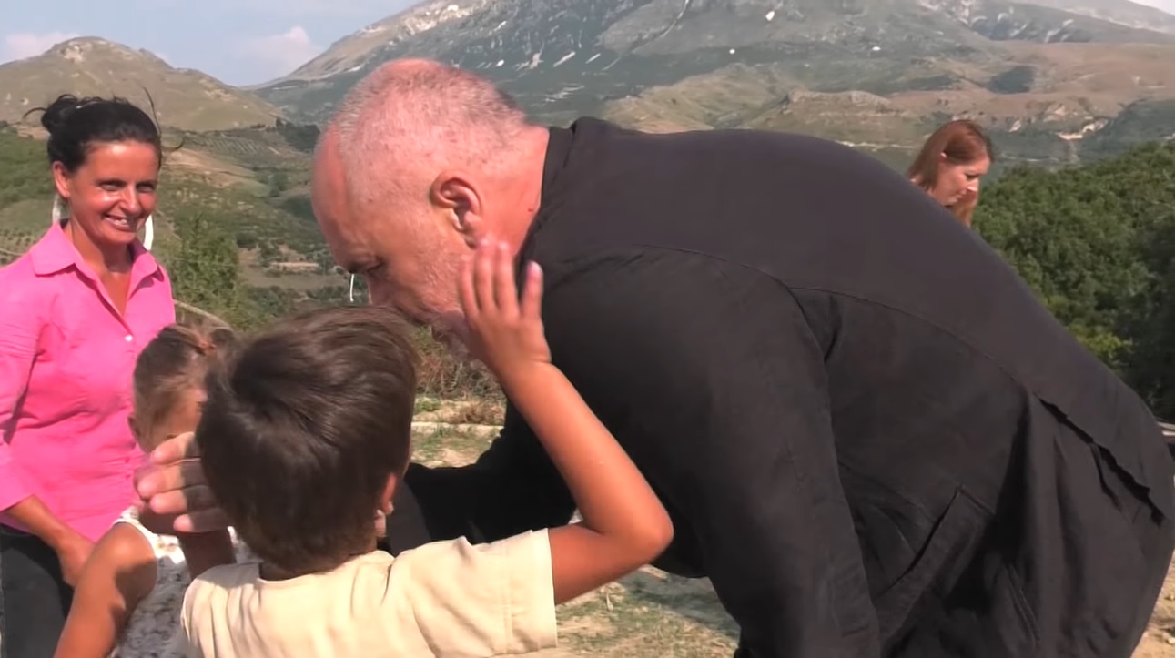 “Bashkëqeverisja” dëgjon apelin e mësueses për t’i dërguar nxënëses pas 15 vitesh dritë në shtëpi dhe ndihmo qytetarin për pensionin e llogaritur gabim “Bashkëqeverisja” dëgjon apelin e mësueses për t’i dërguar nxënëses pas 15 vitesh dritë në shtëpi dhe ndihmo qytetarin për pensionin e llogaritur gabim