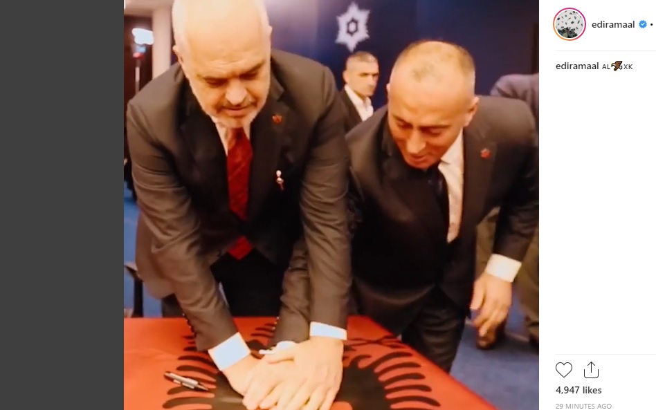 VIDEO/ Rama “sherr” me Haradinaj kush prek i pari flamurin shqiptar… pasi e firmosin të dy atë VIDEO/ Rama “sherr” me Haradinaj kush prek i pari flamurin shqiptar… pasi e firmosin të dy atë