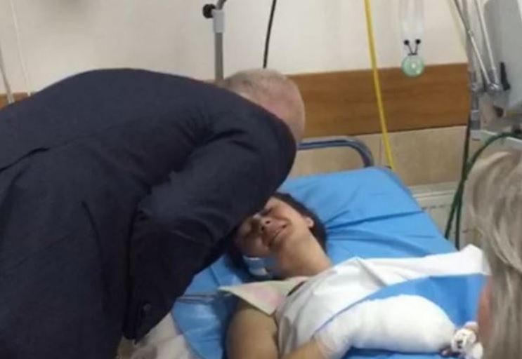 Rama sërish në spital, puth në ballë policen e plagosur: Do ta çojmë në Stamboll për një operacion të gjatë e të vështirë Rama sërish në spital, puth në ballë policen e plagosur: Do ta çojmë në Stamboll për një operacion të gjatë e të vështirë