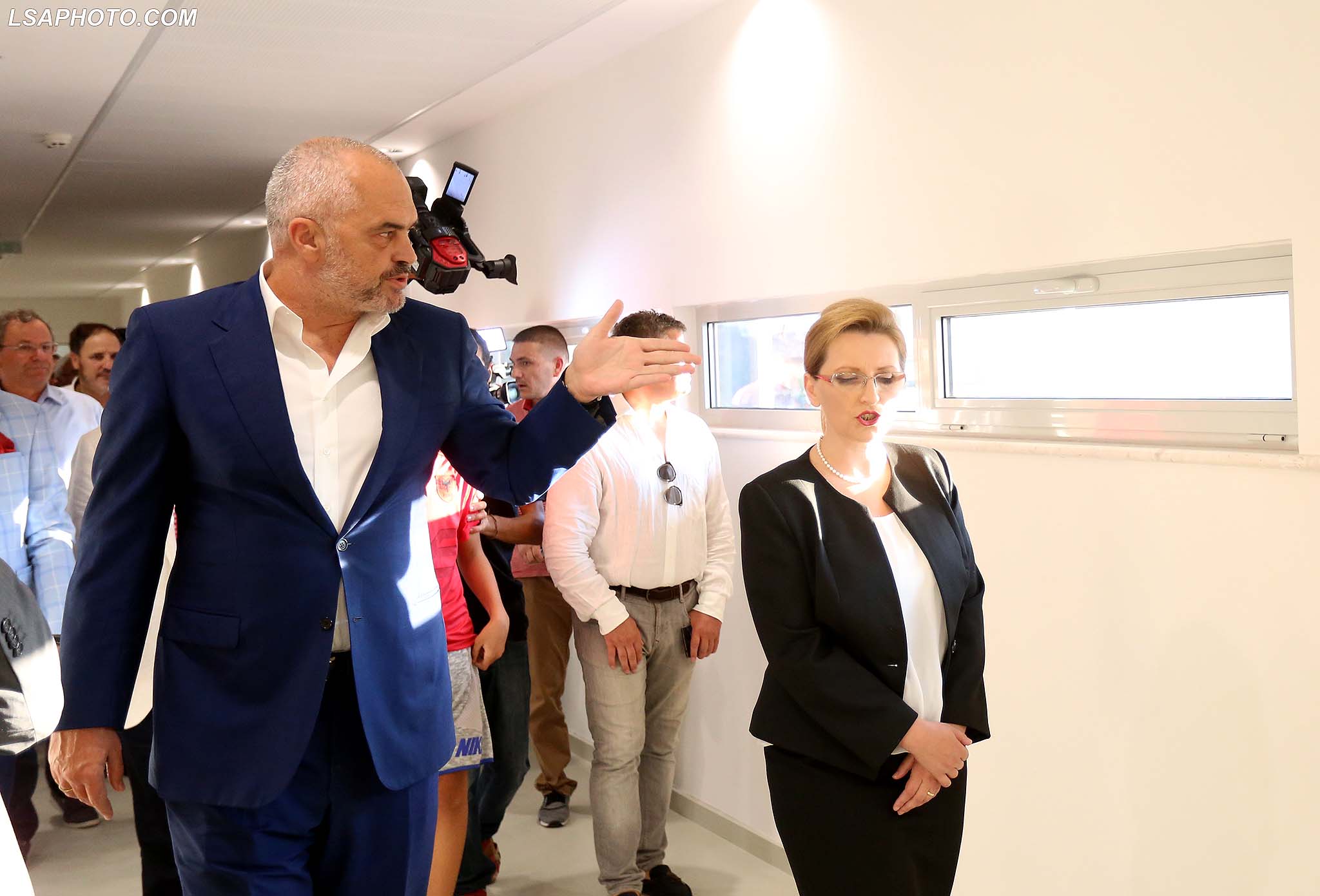 Voltana Ademi: “29 nëntori, një ditë e zezë!”, Rama: Mirë lajthitën, po pse të tërë menjëherë vallë?