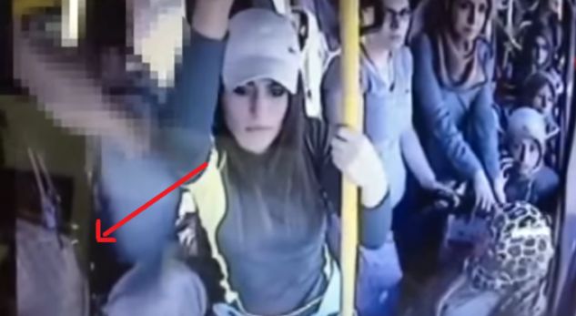 Video/ Djali ngacmon vajzën në urban, të gjitha femrat e “mbysin” në shkelma dhe grushta Video/ Djali ngacmon vajzën në urban, të gjitha femrat e “mbysin” në shkelma dhe grushta