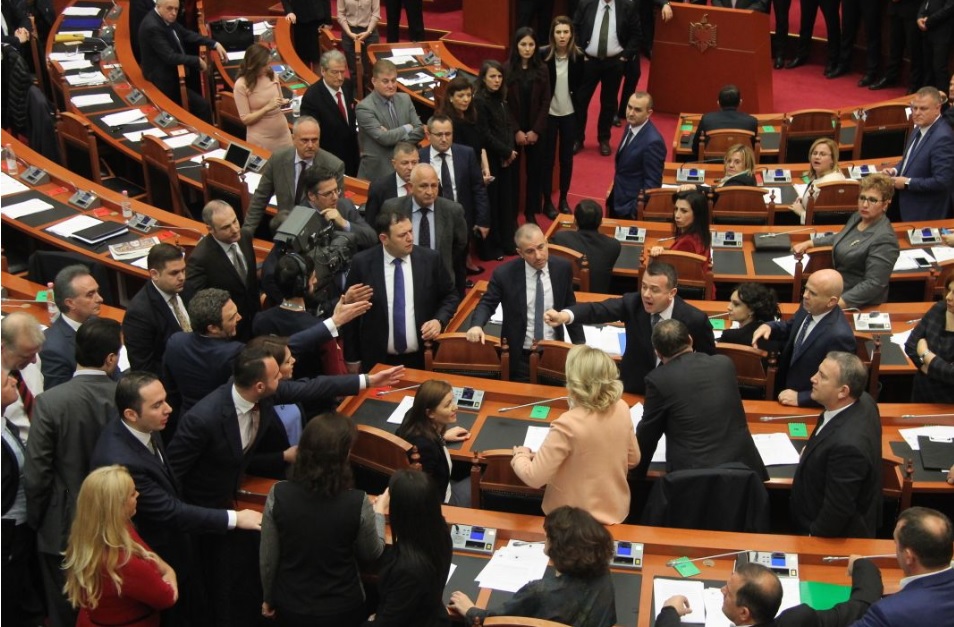 Nis zbatimi i Kodit të Etikës: Nga alkooli, substancat e ndaluara, dhuratat… ja 40 sjelljet që duhet të evitojnë politikanët