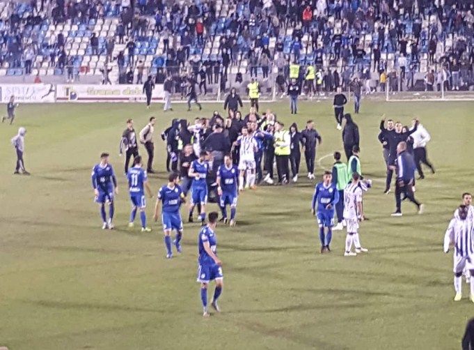 Sherri në ndeshjen “Selman Stërmasi”, policia shoqëron 12 tifozë Sherri në ndeshjen “Selman Stërmasi”, policia shoqëron 12 tifozë