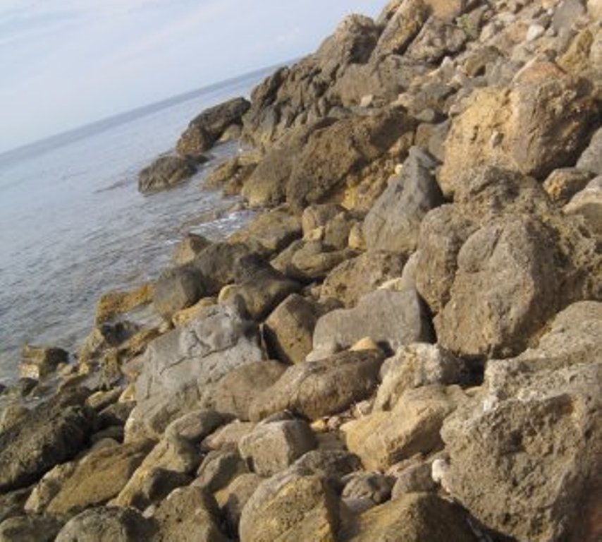 Anija me flamurin shqiptar përplaset në brigjet greke, 8 të lënduar Anija me flamurin shqiptar përplaset në brigjet greke, 8 të lënduar