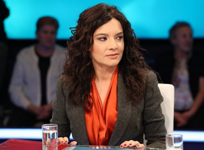 Elisa Spiropali kthehet pas në kohë: Si u ndje drejtori i Doganave Italiane kur na prezantuan?! Elisa Spiropali kthehet pas në kohë: Si u ndje drejtori i Doganave Italiane kur na prezantuan?!