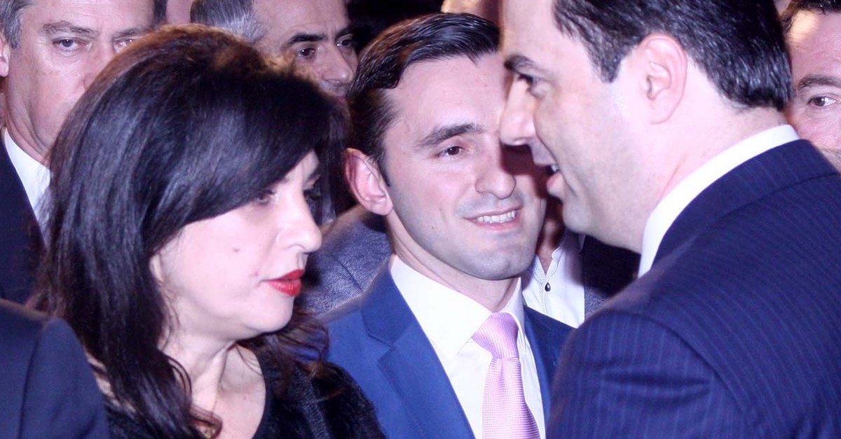 Jozefina ironizon Bashën: Flet për oligark, por këta i financojnë kunatin… do mbahet mend si njeriu që shiti opozitarizmin! Jozefina ironizon Bashën: Flet për oligark, por këta i financojnë kunatin… do mbahet mend si njeriu që shiti opozitarizmin!