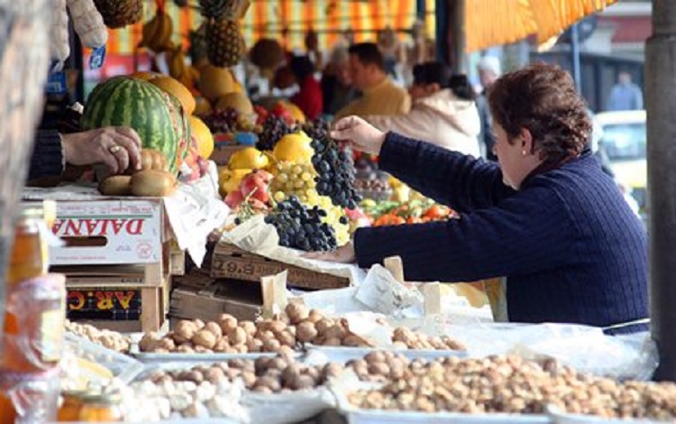 Shqiptarët e skamur shpenzojnë për ushqime 4 herë më shumë se mesatarja europiane
