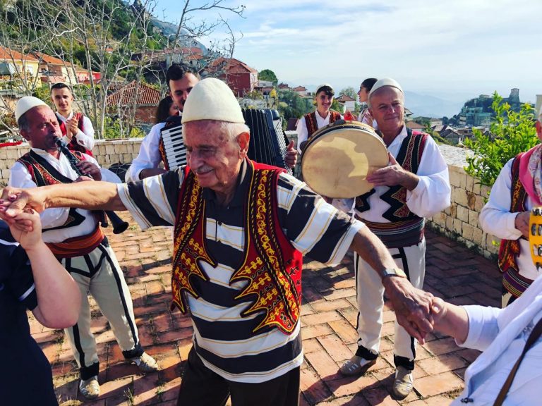 Bëhet shqiptar, turku plotëson ëndrrën në moshën 90-vjeçare