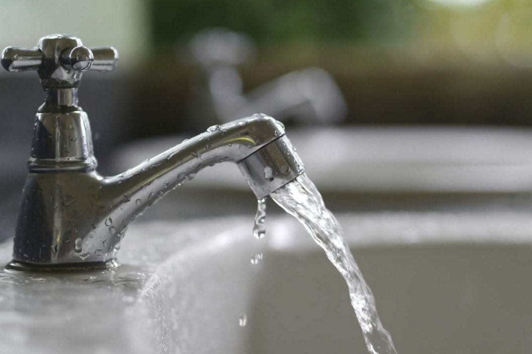 Eksperti: Bëni kujdes me ujin e rubinetit, jo gjithmonë është i pijshëm! Uji i ambalazhuar ka dal me fekale