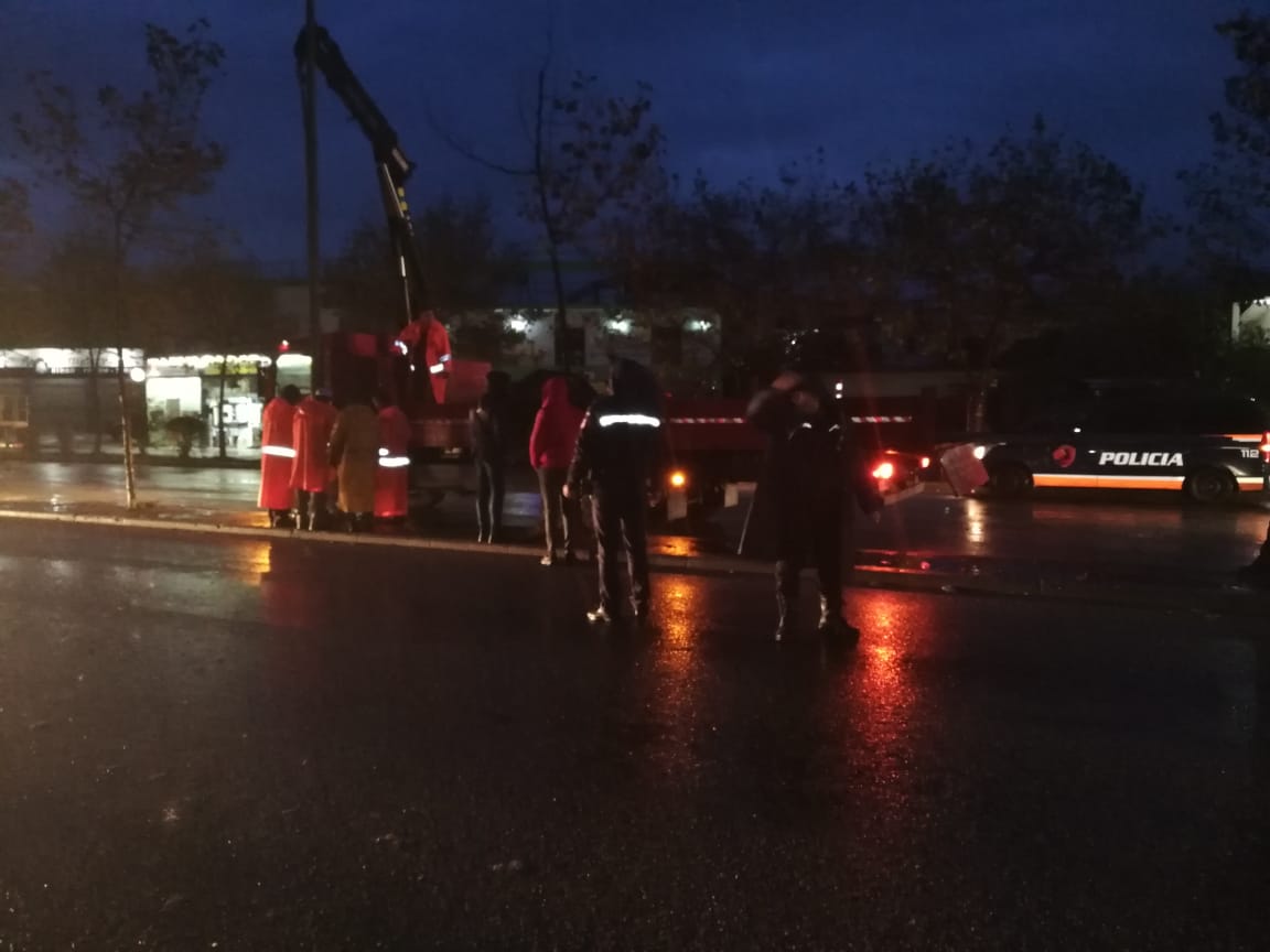 Vazhdon puna në Unazën e Madhe: Hiqen shtyllat dhe bimësia, hapet kantieri i ri