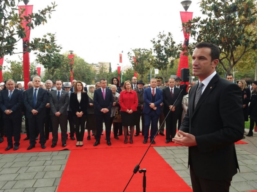 Veliaj apel qytetarëve: Të “përveshim” mëngët”, mos u përçani nga politika! Veliaj apel qytetarëve: Të “përveshim” mëngët”, mos u përçani nga politika!