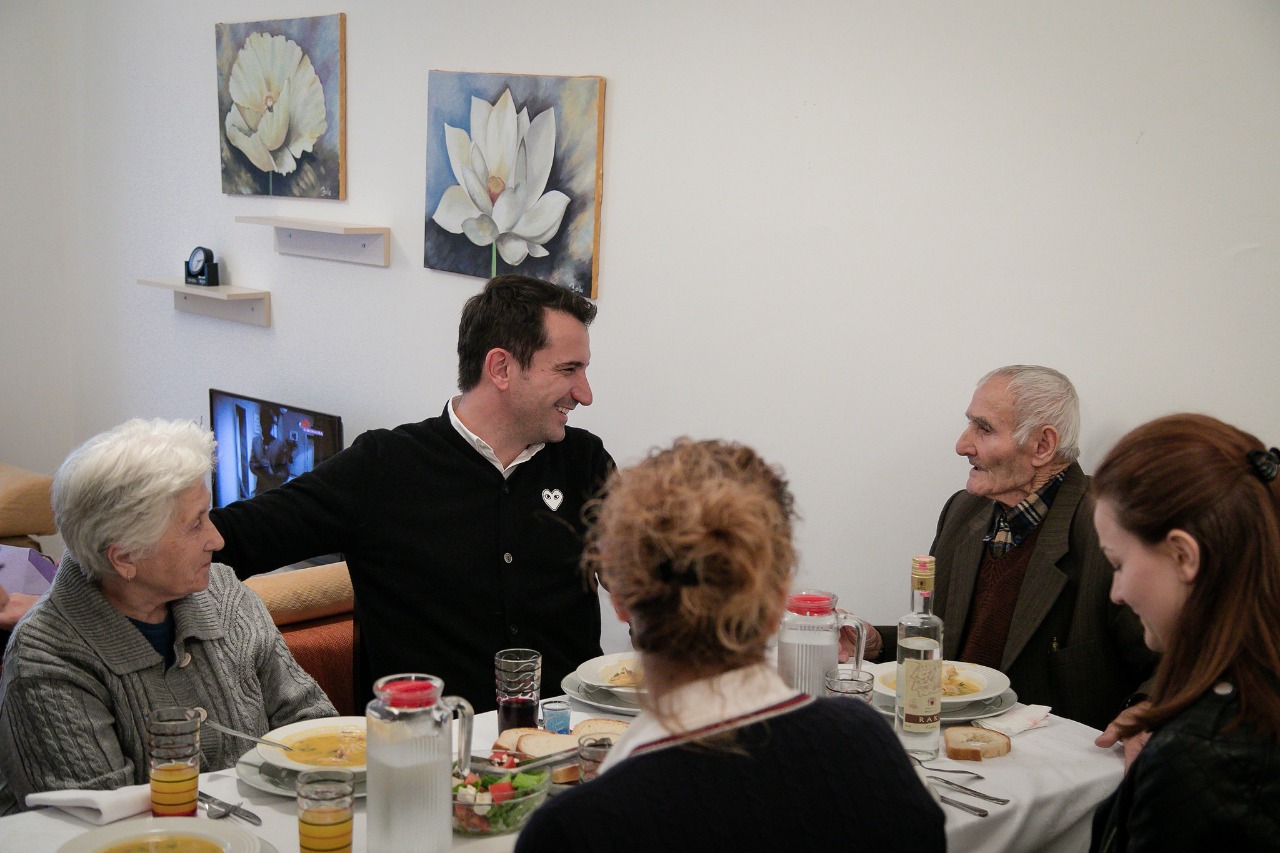 Në shtëpinë e re/ Veliaj drekë me familjen Isufaj nga Unaza e Madhe… xhaxhi nga Skrapari nuk e lejon të iki pa pirë një dopio raki! Në shtëpinë e re/ Veliaj drekë me familjen Isufaj nga Unaza e Madhe… xhaxhi nga Skrapari nuk e lejon të iki pa pirë një dopio raki!