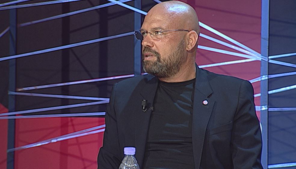 Çudira ish pushtetarësh: “Të heqim lekun nga qarkullimi”! “Avokut” Manjanit, që bën ekonomistin tregon se si bëhet Shqipëria Çudira ish pushtetarësh: “Të heqim lekun nga qarkullimi”! “Avokut” Manjanit, që bën ekonomistin tregon se si bëhet Shqipëria