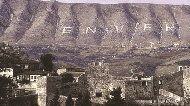 Si i shkruan 600 të rinj, parrullën mbi malin e Shpiragut. Rekordi, 15 ditë për të ndërtuar 80 metra të gjata dhe 40 metra të gjera, për ti prishur u deshën 3 muaj Si i shkruan 600 të rinj, parrullën mbi malin e Shpiragut. Rekordi, 15 ditë për të ndërtuar 80 metra të gjata dhe 40 metra të gjera, për ti prishur u deshën 3 muaj