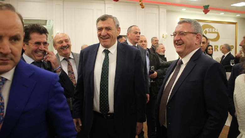 Aleatët e Bashës harbohen me “ujkun” Armand Duka, festojnë me verë e shampanjë me paratë e FSHF (Foto) Aleatët e Bashës harbohen me “ujkun” Armand Duka, festojnë me verë e shampanjë me paratë e FSHF (Foto)