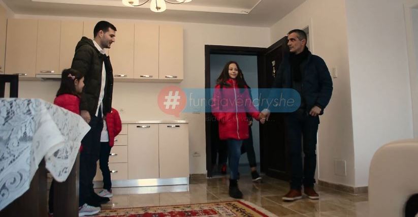 Historia e dhimbshme/ Gjashtë vajzat jetime nga Kukësi bëhen me shtëpi në Tiranë