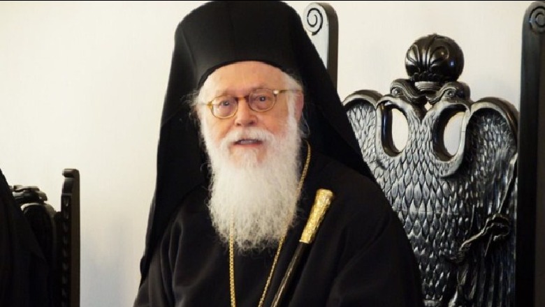 Kryepeshkopi Janullatos uron shqiptarët: Krishtlindja ofron antidotin e pasigurisë