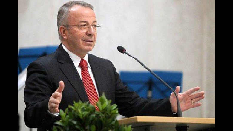 Studentët kërkuan dorëheqjen e dredharakut Dhori Kule, por ja si i mashtron ai! Studentët kërkuan dorëheqjen e dredharakut Dhori Kule, por ja si i mashtron ai!