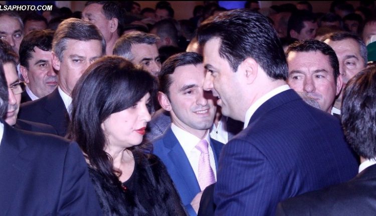 Jozefina Topalli e revoltuar në lot: Na kanë vjedhur vulën, emrin dhe kemi kryetarin nën arrest Jozefina Topalli e revoltuar në lot: Na kanë vjedhur vulën, emrin dhe kemi kryetarin nën arrest