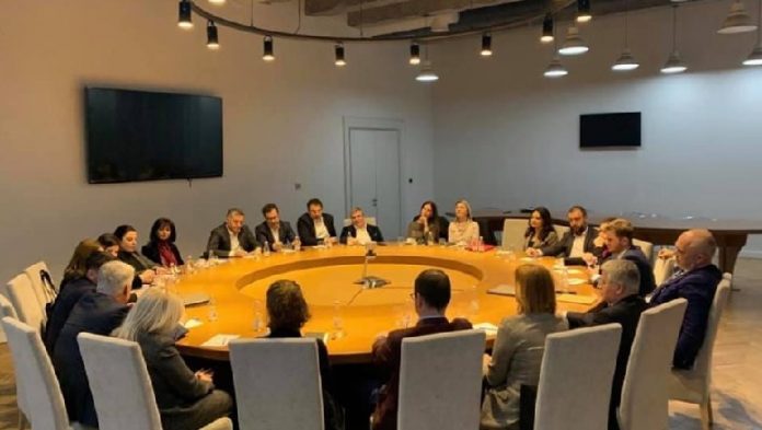 FOTO/ Rama zhvillon mbledhjen e parë me ministrat e rinj (mes tyre edhe të larguarit) FOTO/ Rama zhvillon mbledhjen e parë me ministrat e rinj (mes tyre edhe të larguarit)