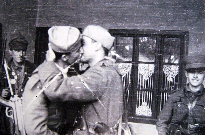 Puthja e partizanëve, Tiranë 1944 Puthja e partizanëve, Tiranë 1944