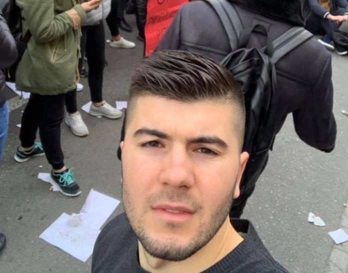 U kamuflua në protestën e studentëve, militanti i LRI: Mbështes Kryemadhin, se jam burrë me k*qe!!! U kamuflua në protestën e studentëve, militanti i LRI: Mbështes Kryemadhin, se jam burrë me k*qe!!!