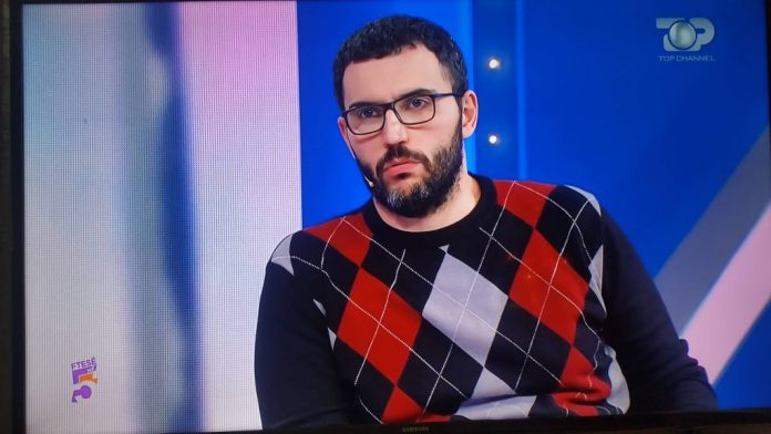 “Komunisti” Arlind Qorri në krye të protestës: Ja ç’do të ndodhë në ditët në vijim “Komunisti” Arlind Qorri në krye të protestës: Ja ç’do të ndodhë në ditët në vijim