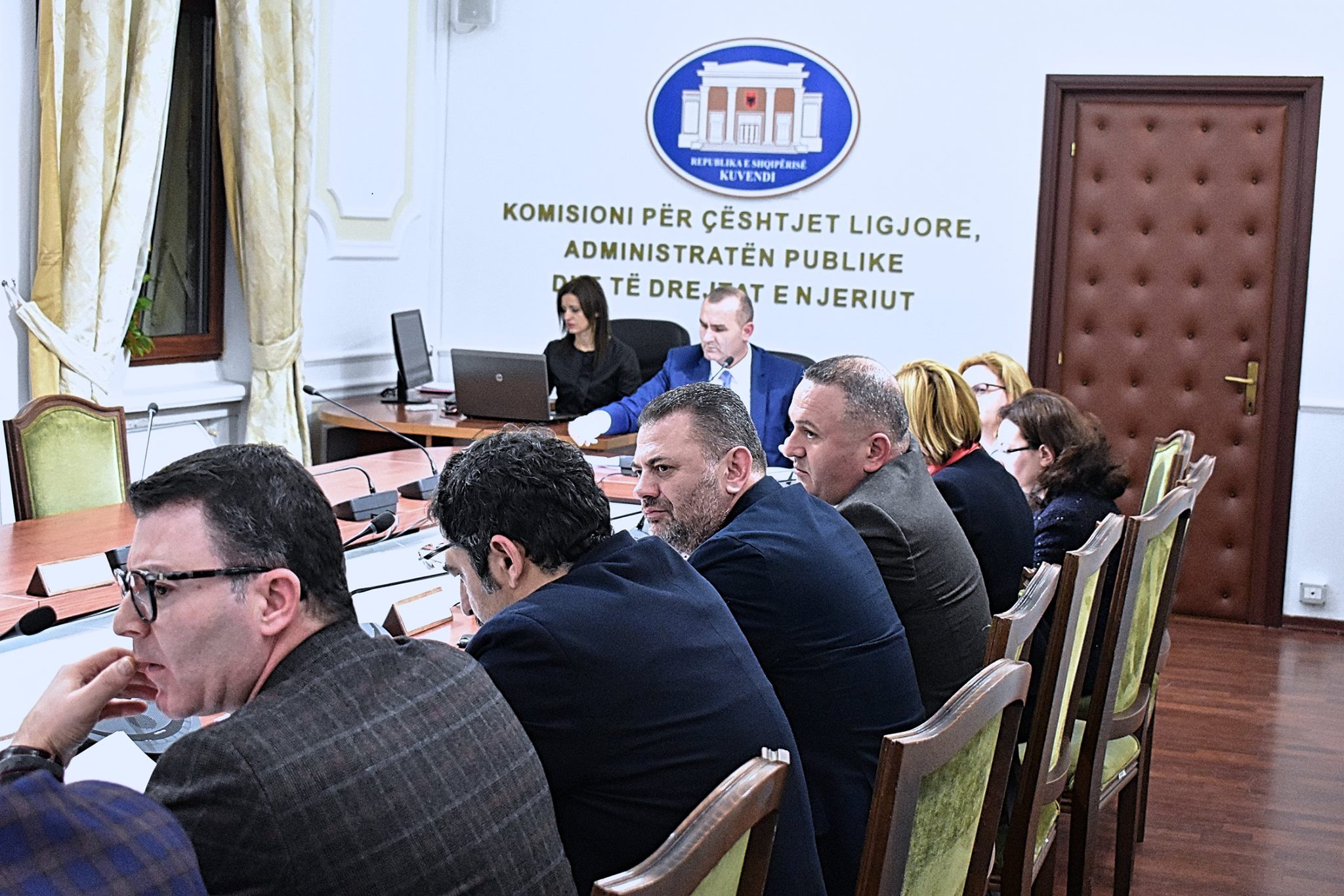 Mjekra në modë! Pamja e Tom Doshit i habiti të gjithë te Komisioni i Ligjeve (Foto) Mjekra në modë! Pamja e Tom Doshit i habiti të gjithë te Komisioni i Ligjeve (Foto)