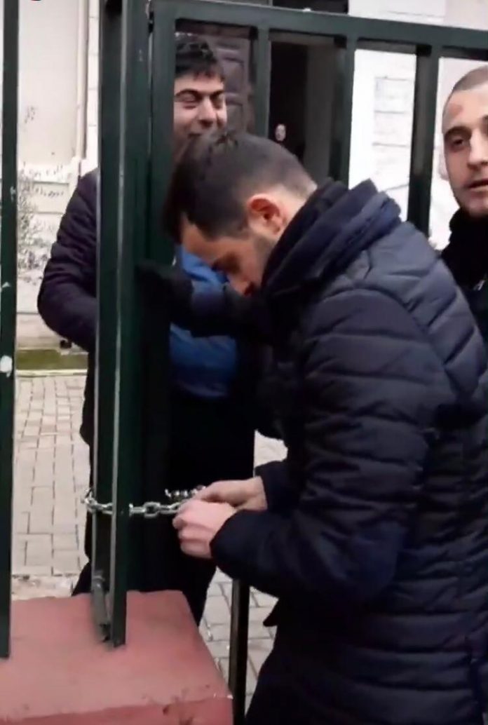 PD-LSI në drejtojnë “linjën” e protestës në Universitetin e Mjeksisë: Kyçin dyert për të ndaluar hyrjen e studentëve brenda! PD-LSI në drejtojnë “linjën” e protestës në Universitetin e Mjeksisë: Kyçin dyert për të ndaluar hyrjen e studentëve brenda!