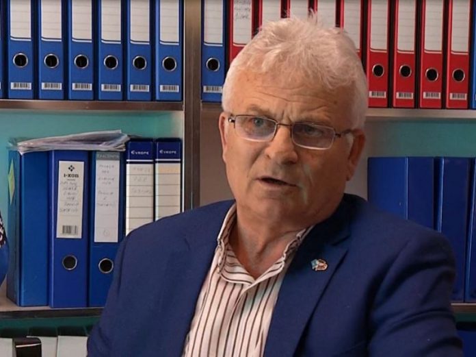 Ja pse kryetari i Sindikatës së Policisë po përpiqet të tregojë se gjoja po mbron të drejtat e punonjësve të policisë! Ja pse kryetari i Sindikatës së Policisë po përpiqet të tregojë se gjoja po mbron të drejtat e punonjësve të policisë!