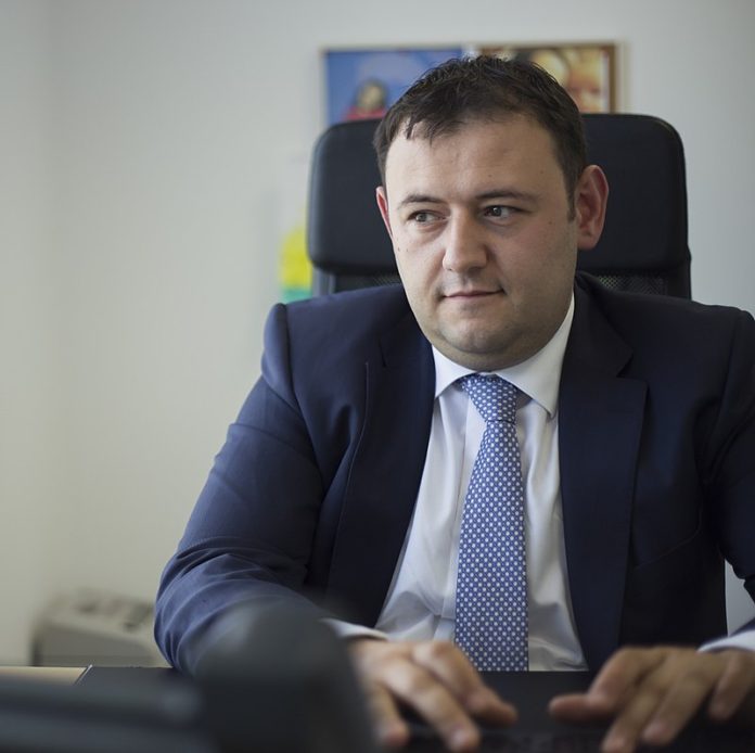 Profili i pautorizuar/ Deputeti i vezëve Endri Hasa: Fshiu serverat e ngjarjes së 21 janarit dhe u bë deputet Profili i pautorizuar/ Deputeti i vezëve Endri Hasa: Fshiu serverat e ngjarjes së 21 janarit dhe u bë deputet