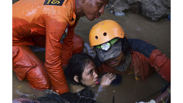 Historia e dhimbshme! Dallga i përmbyt shtëpinë, burri detyrohet të zgjedhë mes nënës, gruas dhe fëmijës Historia e dhimbshme! Dallga i përmbyt shtëpinë, burri detyrohet të zgjedhë mes nënës, gruas dhe fëmijës