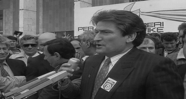 Dokumenti 1992: Si do u çonte Berisha italianëve ujë dhe gaz me tuba nën det?! Dokumenti 1992: Si do u çonte Berisha italianëve ujë dhe gaz me tuba nën det?!