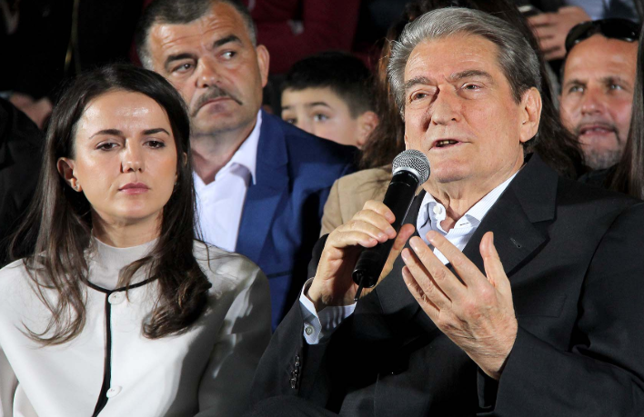 E refuzuan studentët? Rudina Hajdari tregon çfarë ndodhi: Do i bashkohem protestës vetëm nëse… E refuzuan studentët? Rudina Hajdari tregon çfarë ndodhi: Do i bashkohem protestës vetëm nëse…