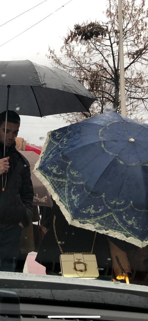 Studentja në protestë me çantë Prada që nxirrte gishtin e mesit… sa keq Studentja në protestë me çantë Prada që nxirrte gishtin e mesit… sa keq