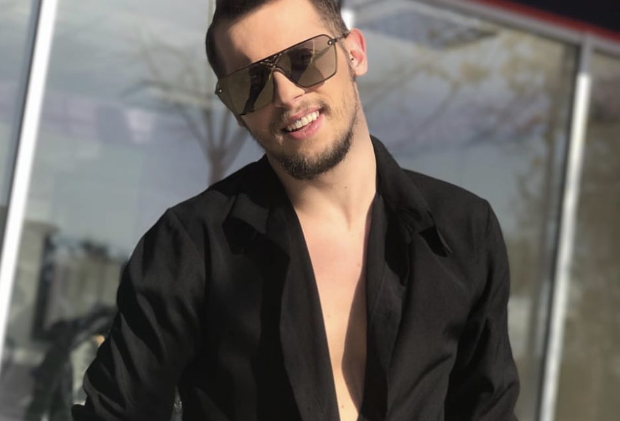 Video/ Balerini shqiptar “hedh bombën”: Vajzat dalin në ekran që të kapin të dashur me lekë Video/ Balerini shqiptar “hedh bombën”: Vajzat dalin në ekran që të kapin të dashur me lekë