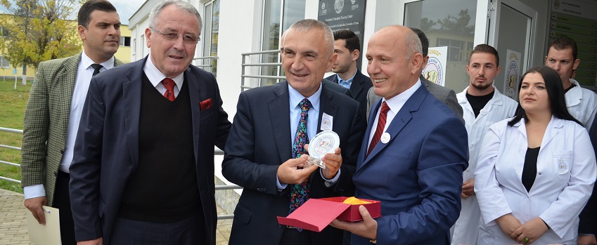 “Rrëshket” Monika, mesazh Rektorit të Kamzës: “Ty zagar Skrapari, Lirua të bëri pasanik e rektor, ti na preve në besë!” “Rrëshket” Monika, mesazh Rektorit të Kamzës: “Ty zagar Skrapari, Lirua të bëri pasanik e rektor, ti na preve në besë!”