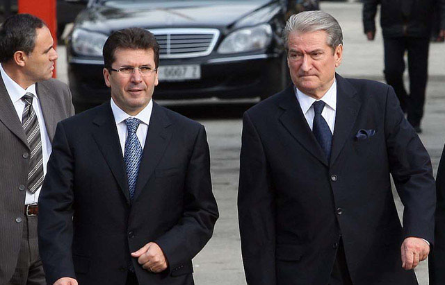 Ish-ambasadori amerikan zbulon planin sekret të Sali Berishës: Si e shpëtoi Fatmir Mediun nga arrestimi për tragjedinë e Gërdecit?! Ish-ambasadori amerikan zbulon planin sekret të Sali Berishës: Si e shpëtoi Fatmir Mediun nga arrestimi për tragjedinë e Gërdecit?!