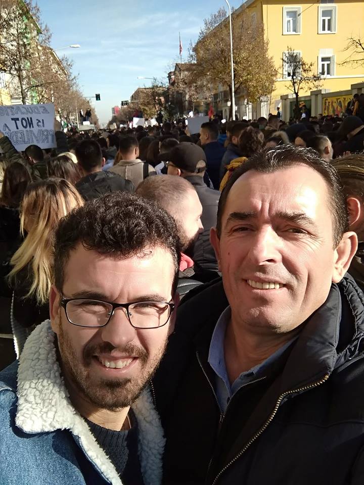 FOTO/ Politika arrin të futet në protestën e studentëve, kandidati për deputet i PD-së dhe zyrtari i lartë vendor kërkon plotësimin e kërkesave FOTO/ Politika arrin të futet në protestën e studentëve, kandidati për deputet i PD-së dhe zyrtari i lartë vendor kërkon plotësimin e kërkesave