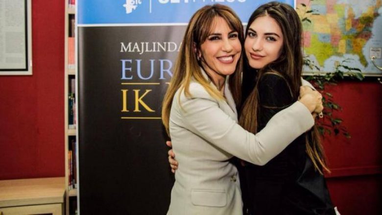 Ç’ka ndodhur me demokraten? Majlinda Bregu nuk mban dot të qeshurën Ç’ka ndodhur me demokraten? Majlinda Bregu nuk mban dot të qeshurën