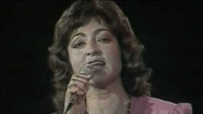 Myfarete Laze: Qava në zyrën e Ramiz Alisë nga dhembja që më ishte shkaktuar kaq vite Myfarete Laze: Qava në zyrën e Ramiz Alisë nga dhembja që më ishte shkaktuar kaq vite