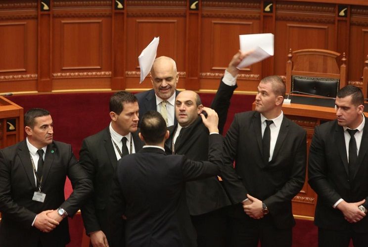 Lulzim Basha fyen profesionin e tij si jurist: Djegia e mandateve nuk ka as një impakt kur shumica ka mbi 50% të deputetëve! Por, çfarë humbasin ato që e dorëzojnë? Lulzim Basha fyen profesionin e tij si jurist: Djegia e mandateve nuk ka as një impakt kur shumica ka mbi 50% të deputetëve! Por, çfarë humbasin ato që e dorëzojnë?