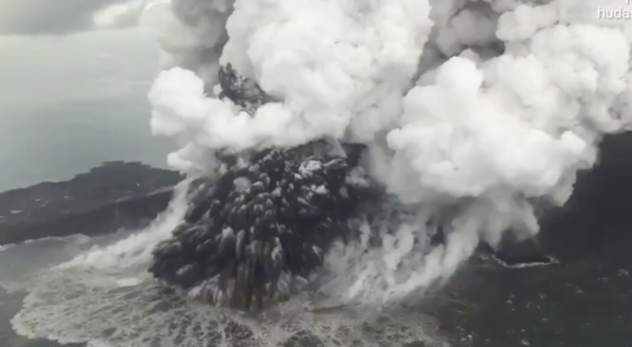 VIDEO/ Pamje apokaliptike nga cunami që tronditi Indonezinë