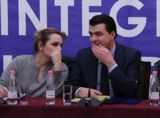 “Doktoreshë” Monika sfidon Lulin, kush është më “tap-topi” në matematikë! Video që po bën xhiron në rrjetet sociale “Doktoreshë” Monika sfidon Lulin, kush është më “tap-topi” në matematikë! Video që po bën xhiron në rrjetet sociale