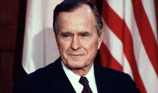 Ish- Senatori ngrihet nga karrigia me rrota për të nderuar ish- presidentin George H.W. Bush, video do t’ju përlot Ish- Senatori ngrihet nga karrigia me rrota për të nderuar ish- presidentin George H.W. Bush, video do t’ju përlot