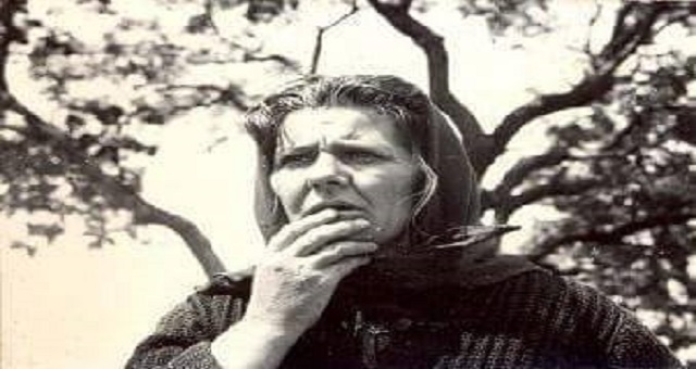 Interpretimi i Tinka Kurtit dhe Nëne Pashakoja e vërtetë, që pa filmin e saj dhe të bijve të humbur, një ikonë e rezistencës Interpretimi i Tinka Kurtit dhe Nëne Pashakoja e vërtetë, që pa filmin e saj dhe të bijve të humbur, një ikonë e rezistencës