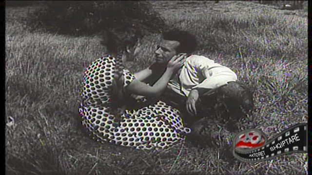 Puthja e Tinka Kurtit dhe Naim Frashërit, puthja e parë në film shqiptar që bëri bujë Puthja e Tinka Kurtit dhe Naim Frashërit, puthja e parë në film shqiptar që bëri bujë