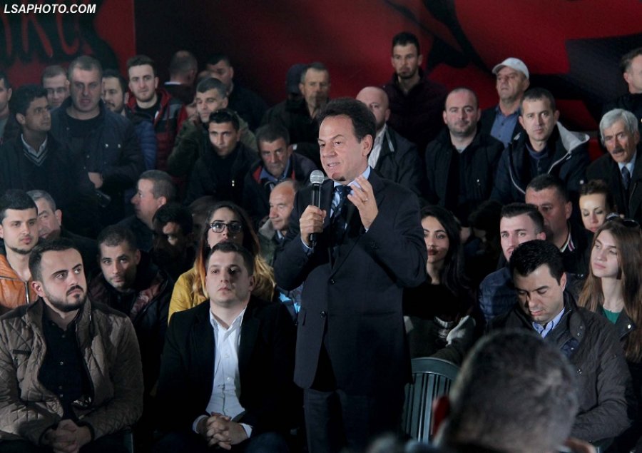 Rikthehet me letrat e fundvitit tenori Agim Hushi dhe i kërkon Ramës: E quajte larvë, kërko falje për Taulant Mukën! Rikthehet me letrat e fundvitit tenori Agim Hushi dhe i kërkon Ramës: E quajte larvë, kërko falje për Taulant Mukën!