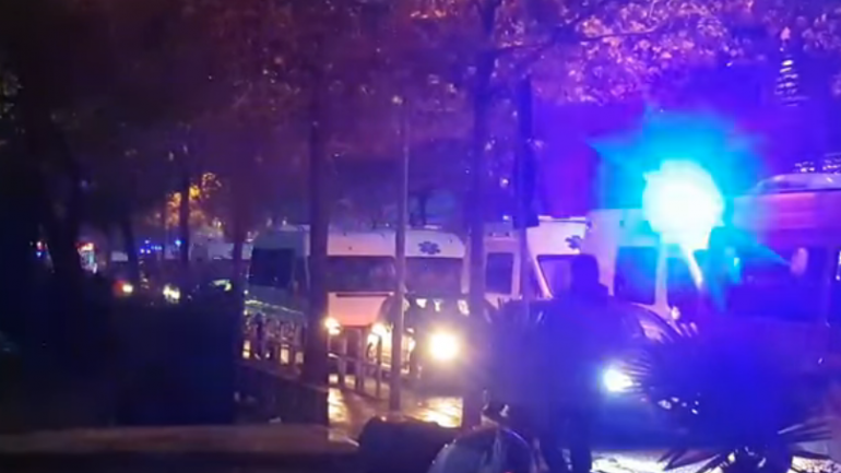 Video/ Dhjetëra ambulanca drejt Spitalit të Traumës, çfarë po ndodh?