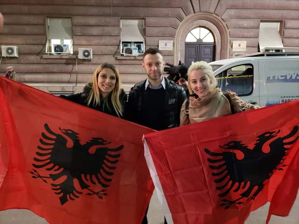 E turpshme/ Në vend që të kthejnë plaçkën e vjedhur, “emigrantët” e LSI në front të protestës së diasporës E turpshme/ Në vend që të kthejnë plaçkën e vjedhur, “emigrantët” e LSI në front të protestës së diasporës